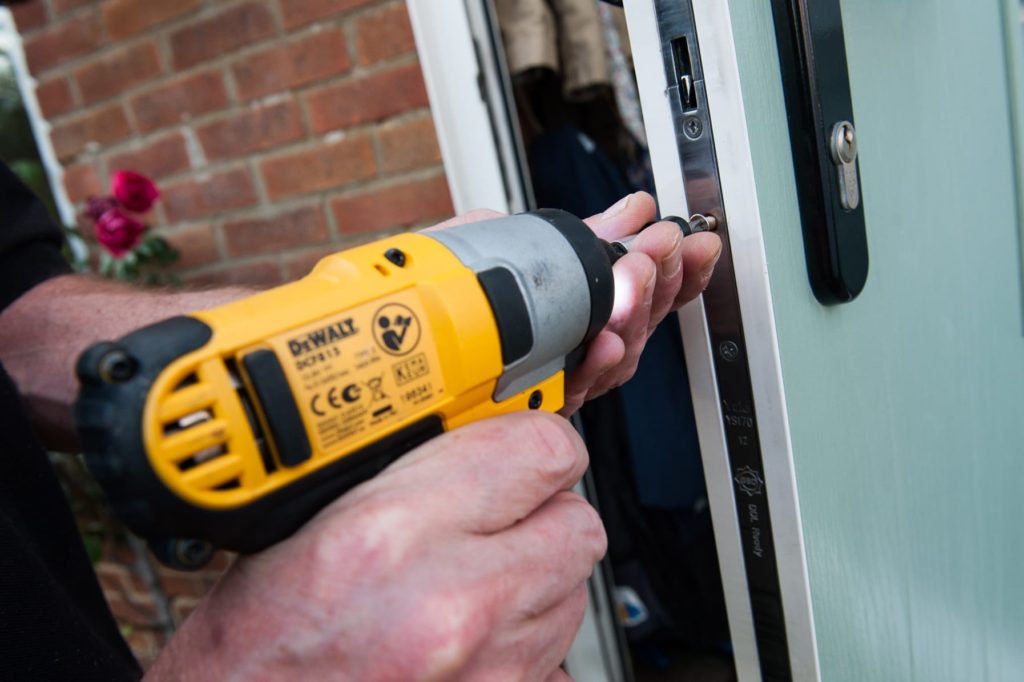 Установка гаражных замков с выездом в Камне на Оби